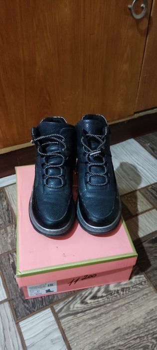 Продам демисезонные ботинки