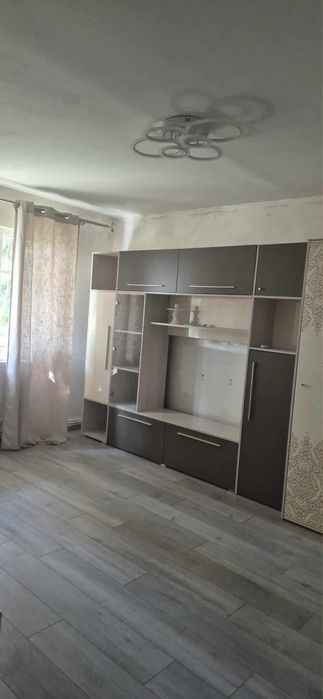 Inchiriez apartament semidecomandat.