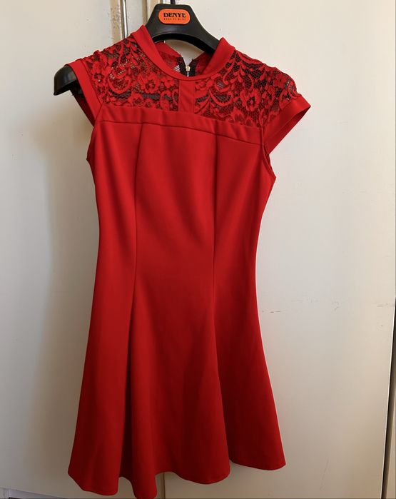 Две официални рокли-отговарят на М размер. Подходящи за празници!