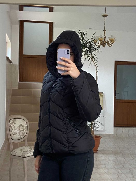 Geaca neagra, cu gluga, pentru femei