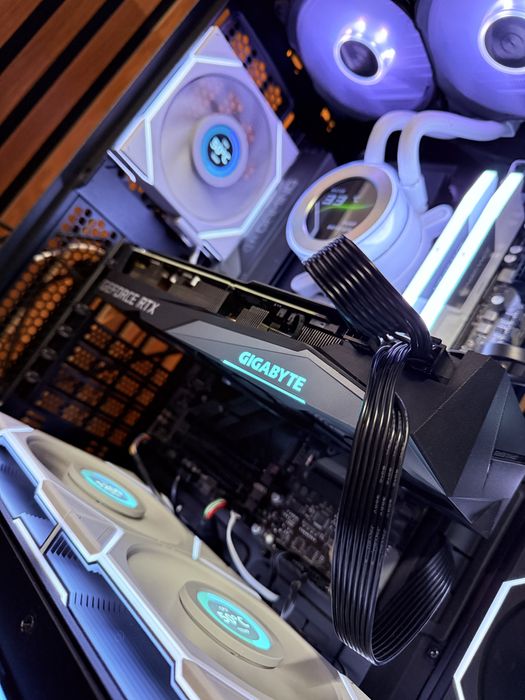 Vand schimb placa video Nvidia Gygabite 3070 8 gb cu placa baza z790