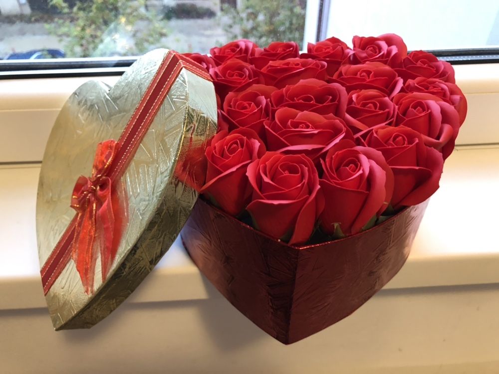 Cutie in forma de inima cu trandafiri de sapun 21 de bucati