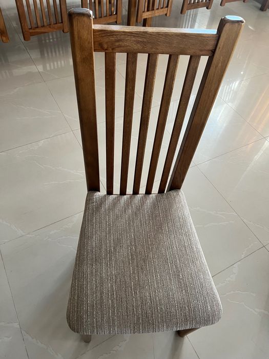 Scaune tapițate din lemn masiv