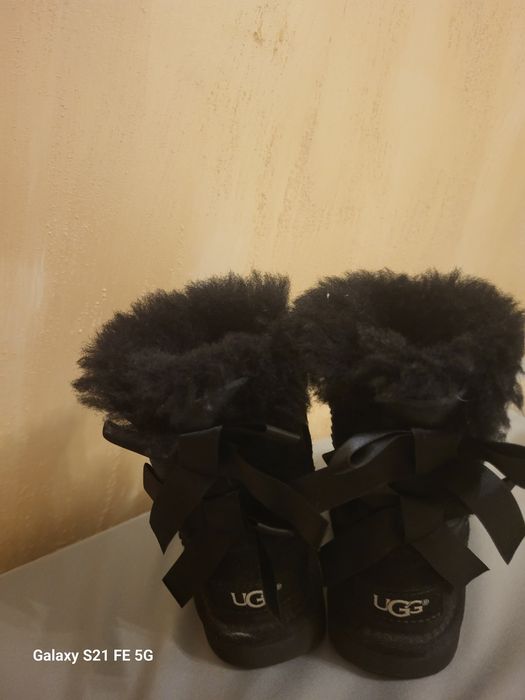 Ghete fete de piele intoarsa, cu aplicatii cu funda Bailey UGG