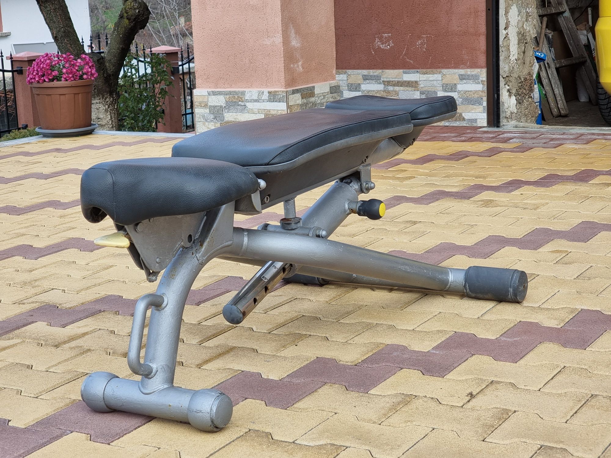 Регулируема лежанка Technogym Element+ Series