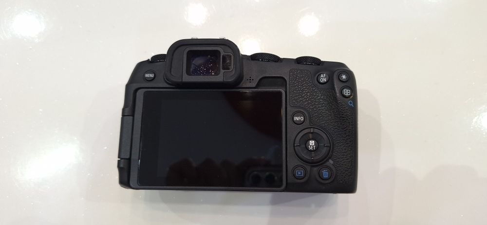 Продавам Canon EOS RP