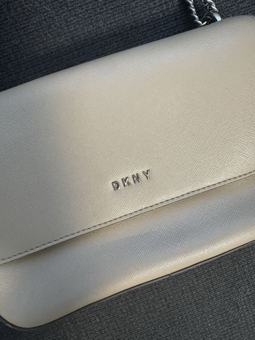 Бежова чанта Dkny естествена кожа