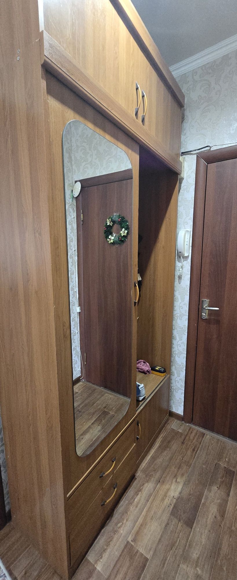 Шкаф в прихожей.