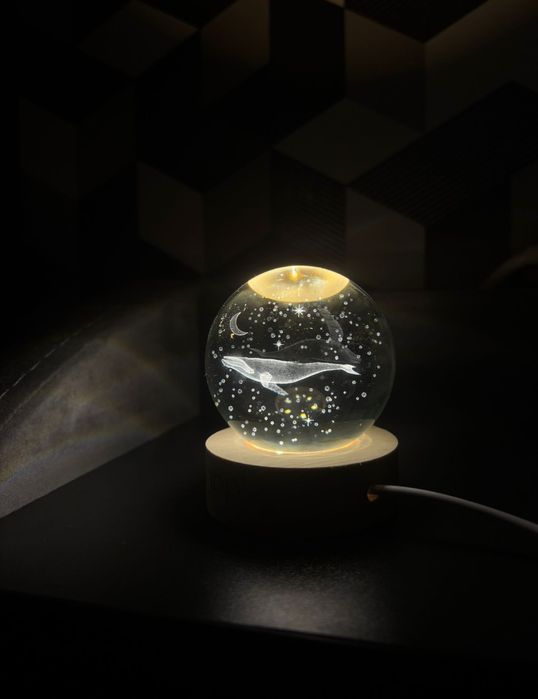 Lampă de veghe Balenă cu bilă de cristal și încărcare USB