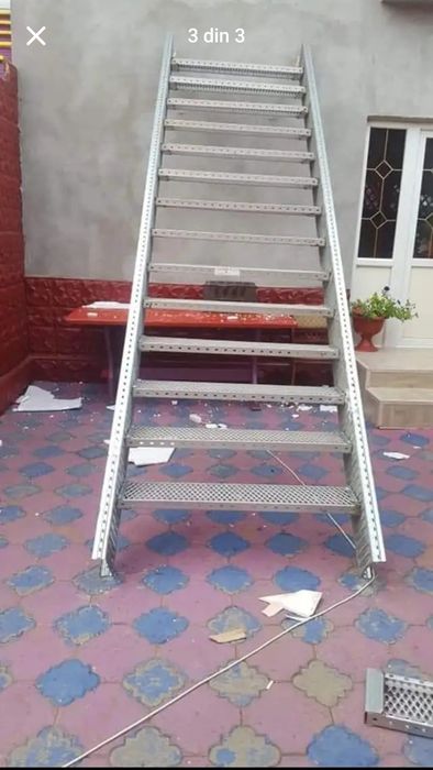 Scara metalica la comanda