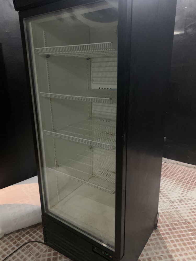 Продам витриннный холодильник