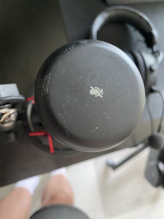 Microfon HyperX QuadCast + Brat pentru birou