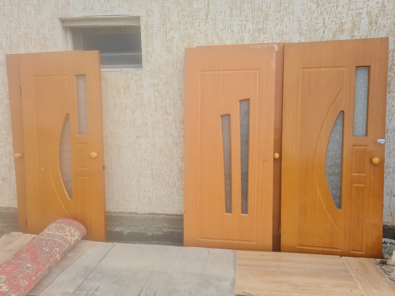 Есіктер үйден шыққан