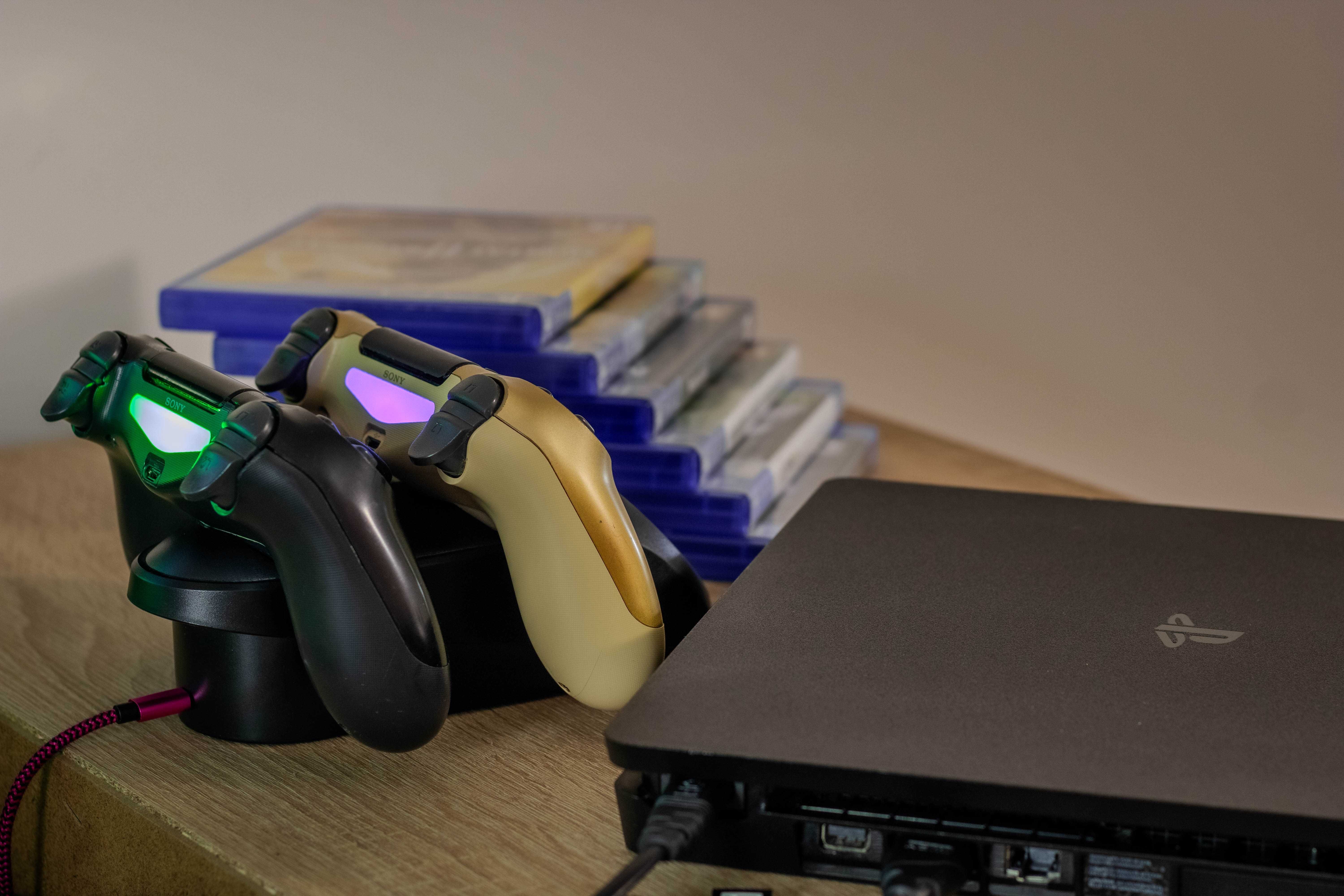 Ps 4 Slim 1TB + 2 controllere + 6 Jocuri | Stare excelentă