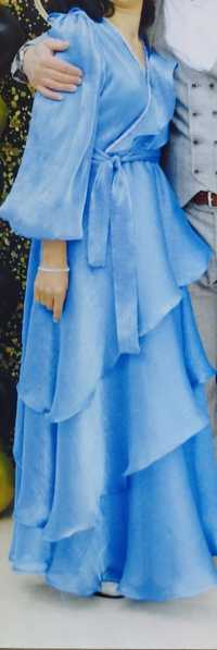 Платье красиво голубого  цвета