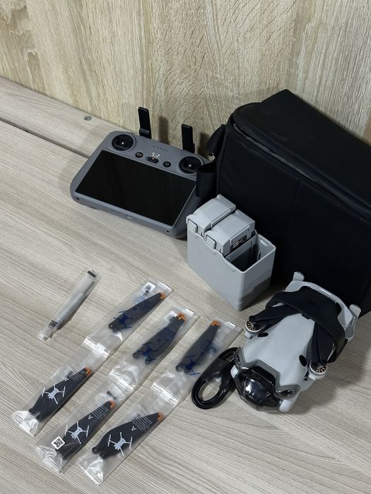 Дрон DJI Mini 4 Pro Fly More Combo Plus (DJI RC 2) белый