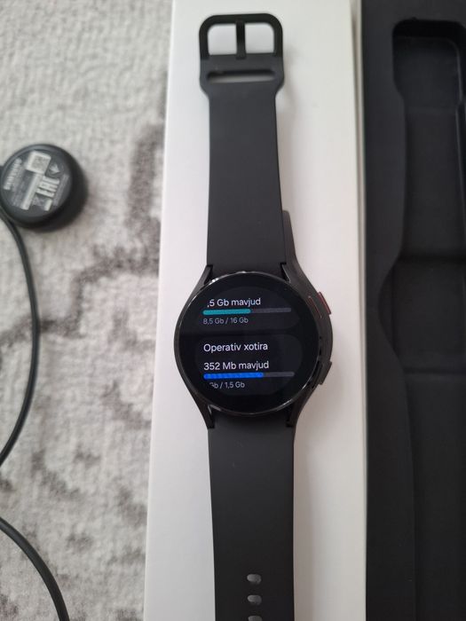 SAMSUNG Galaxy Watch 4
