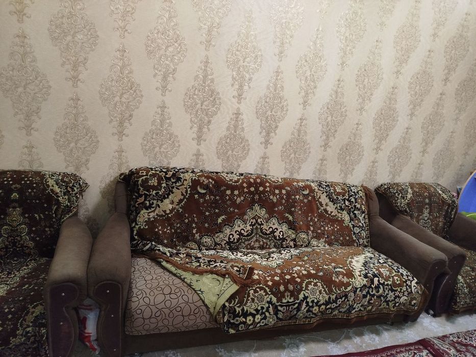 Divan ikkita kreslosi bilan