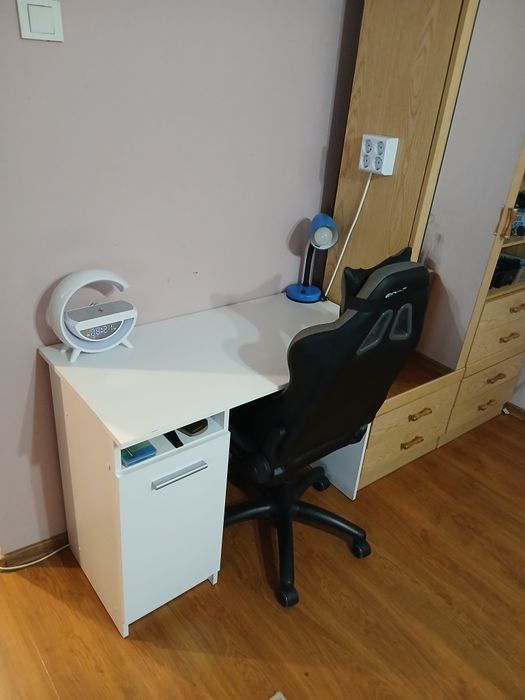 De vânzare masă de birou și scaun. Preț 500 lei.