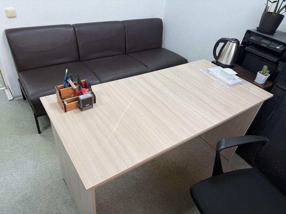 Продам офисные столы. Оба бежевые.