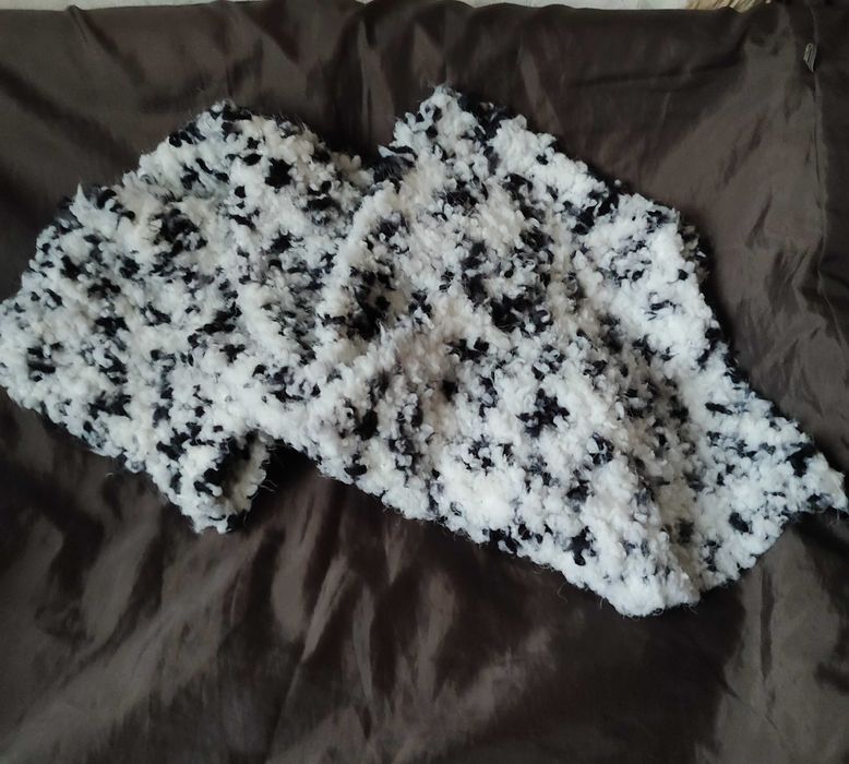 Ръчно плетен шал от мека и пухкава прежда