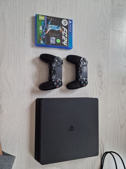 Ps4 slim с двумя геймпадами и одной игрой