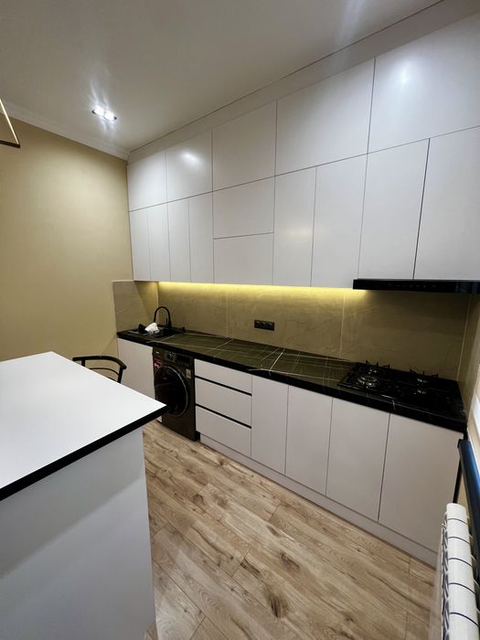 Продается своя В Центре города Айбек 3/3/4  74кв.