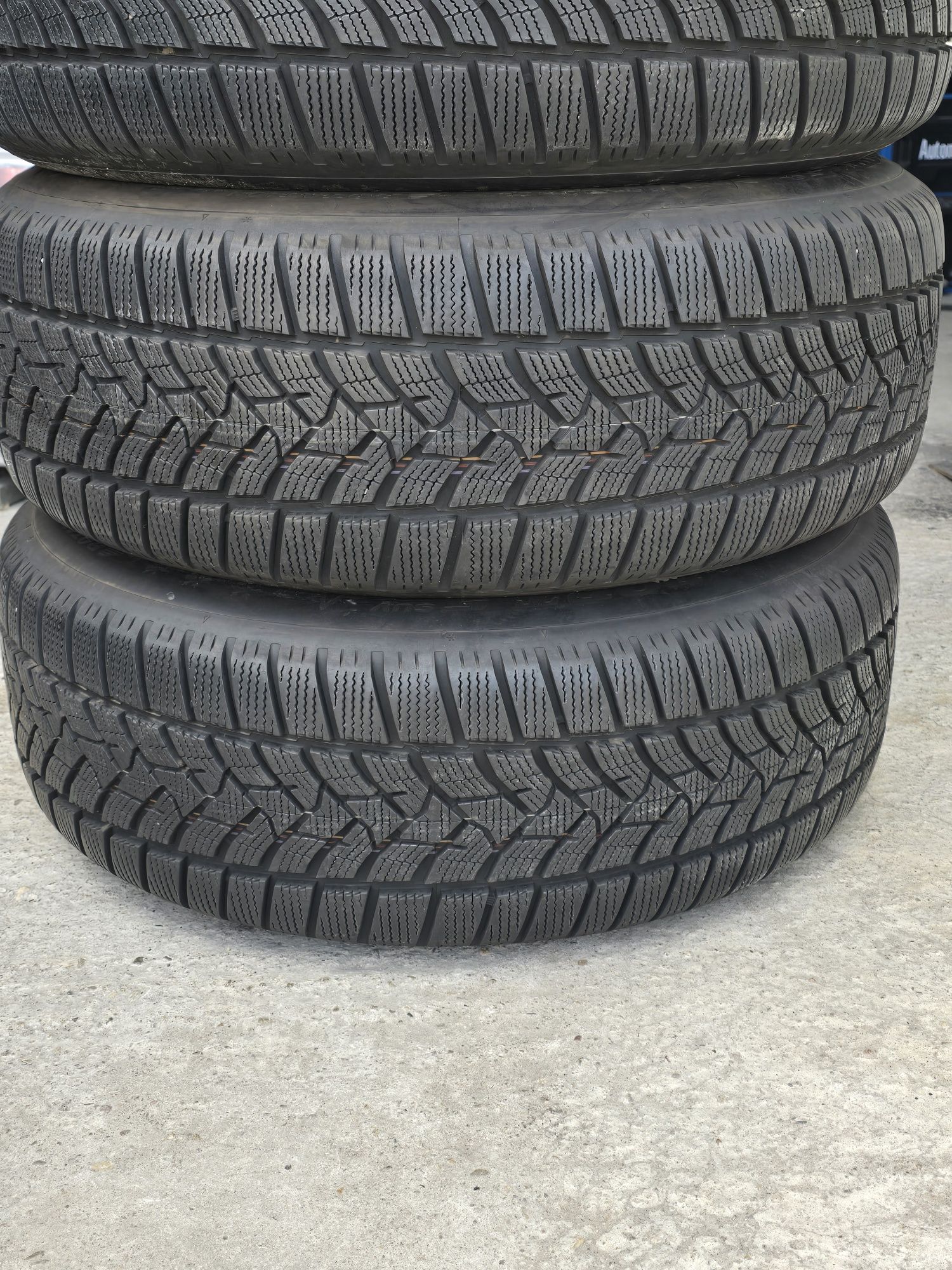 4 Броя 235/60/18 Dunlop 2x8,5mm 2x8,2mm 22dot