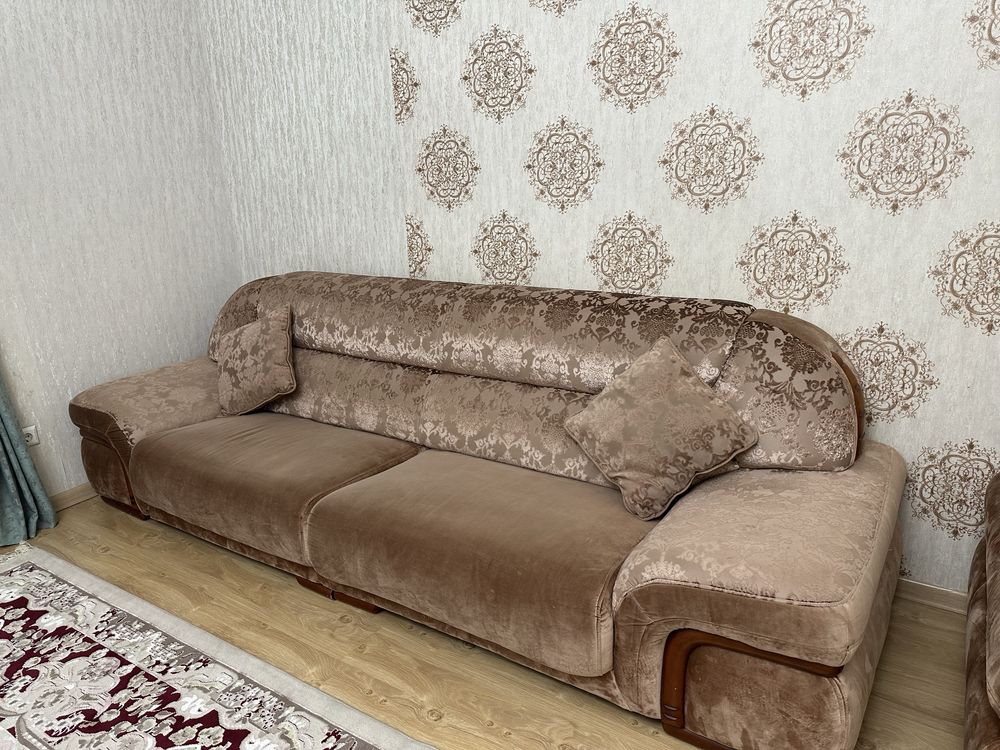 Диван мягкий коричневый