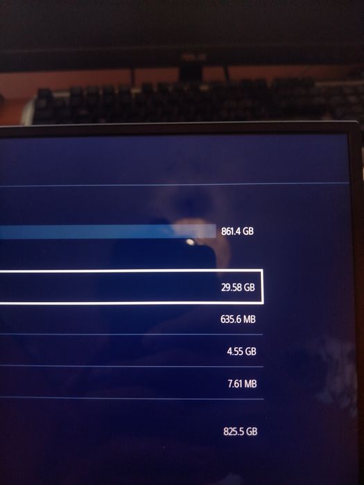 Playstation4 Slim 1TB + 2 игри + стойка + джойстик и кабели