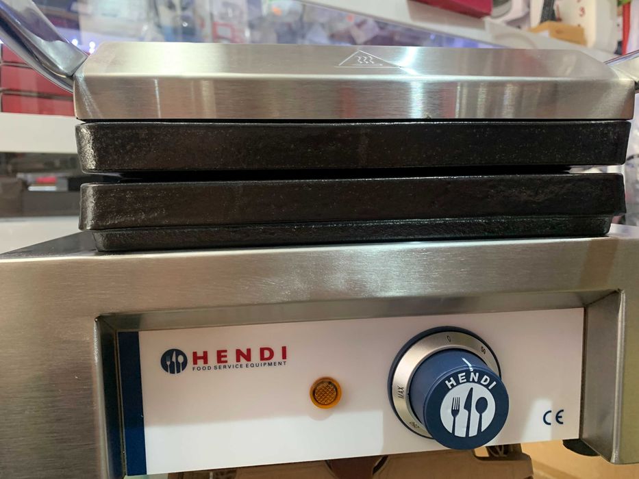 НОВ Професионален гофретник Hendi, 1500W, Чугунена повърхност