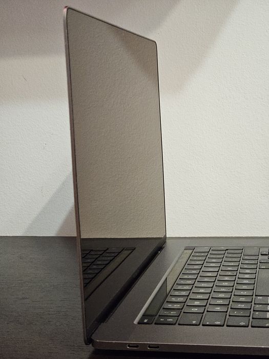 Macbook Pro 2019 i7 16gb ram 512gb touch bar 16"