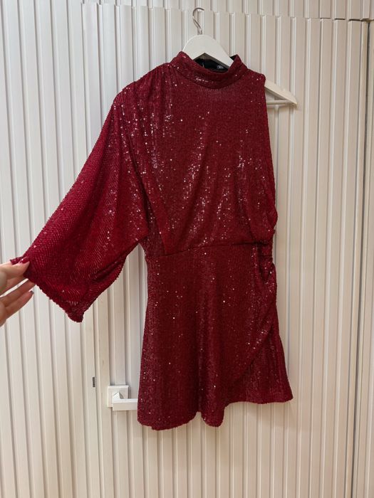 Червена рокля с пайети и гол гръб Zara