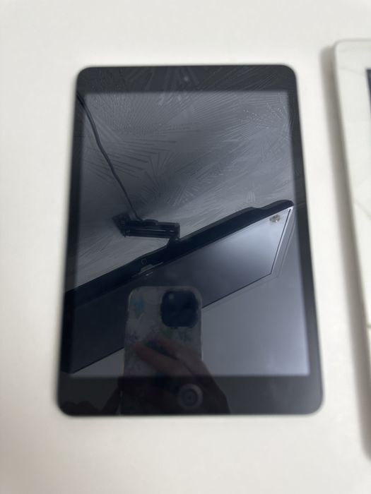 Продаю айпад 4 и 3 мини поколения