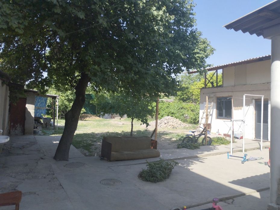 Uy joy sotiladi yer narhida 13.5 soth bolip ham sotiladi