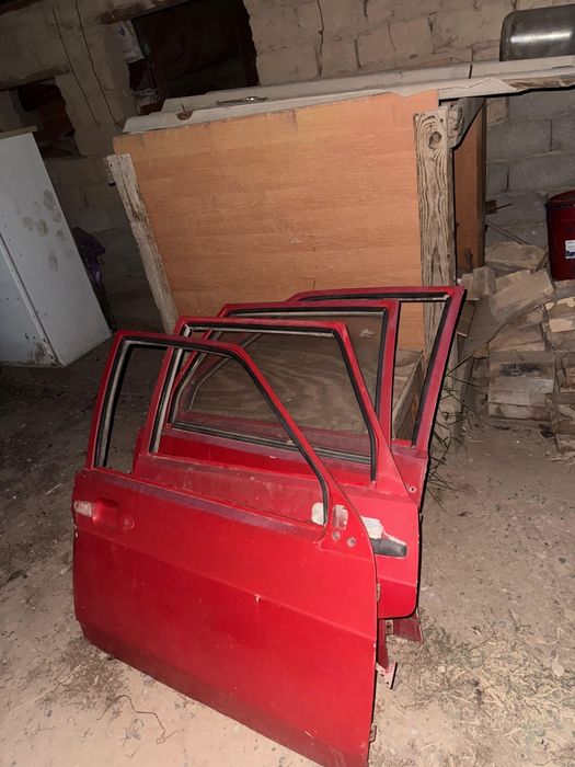 99 маркадағы машинаның есіктері