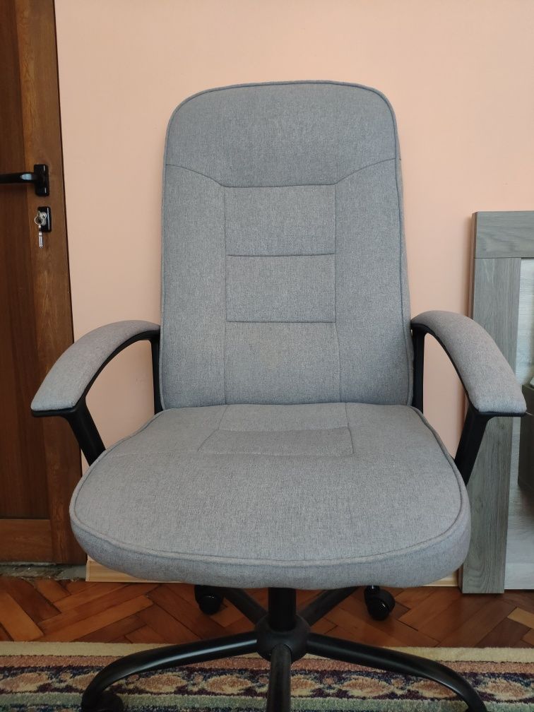 Офис стол - сив цвят от плат - нов