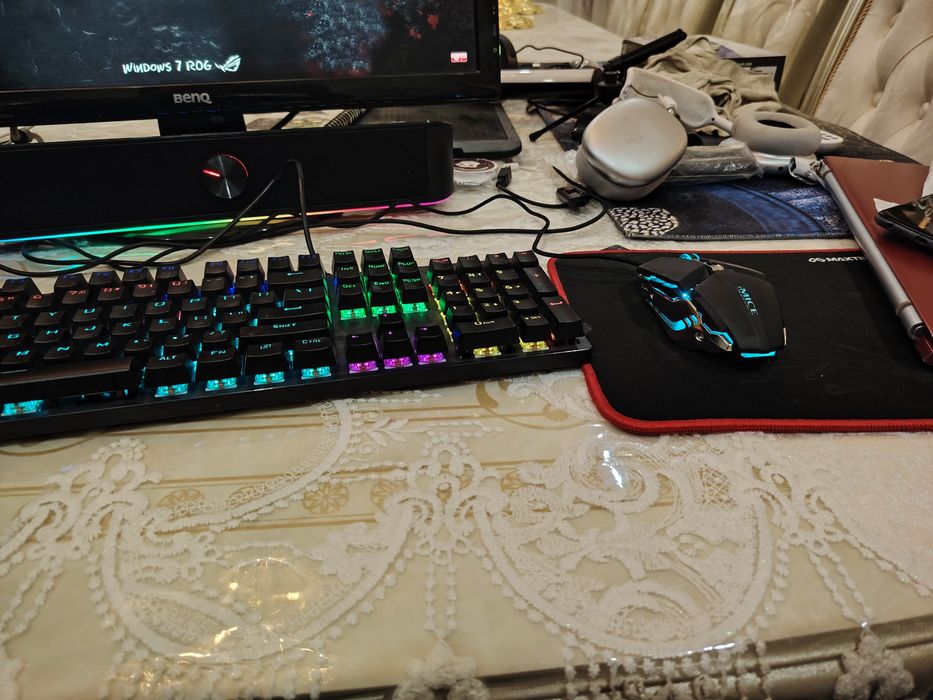 Kamputer pratsessor mishka klavish kalonkasi daje ekranlari bn