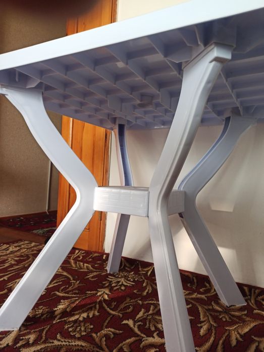 Стол стулья из пластика