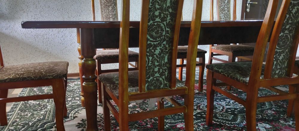 Продам стол со стульями.