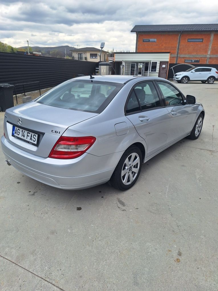 Vând Mercedes C220