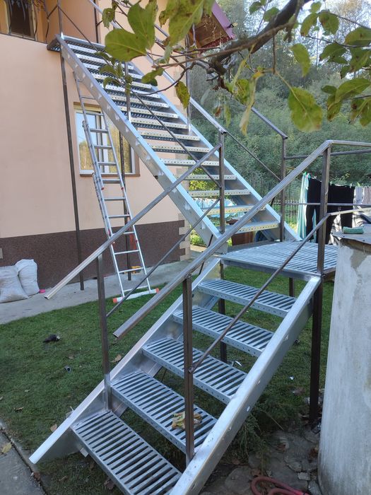 Vindem scări zincate la cerere