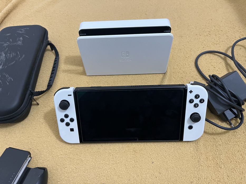 NIntendo swich model oled,alb cu Mario Kart 8 Deluxe preinstalat