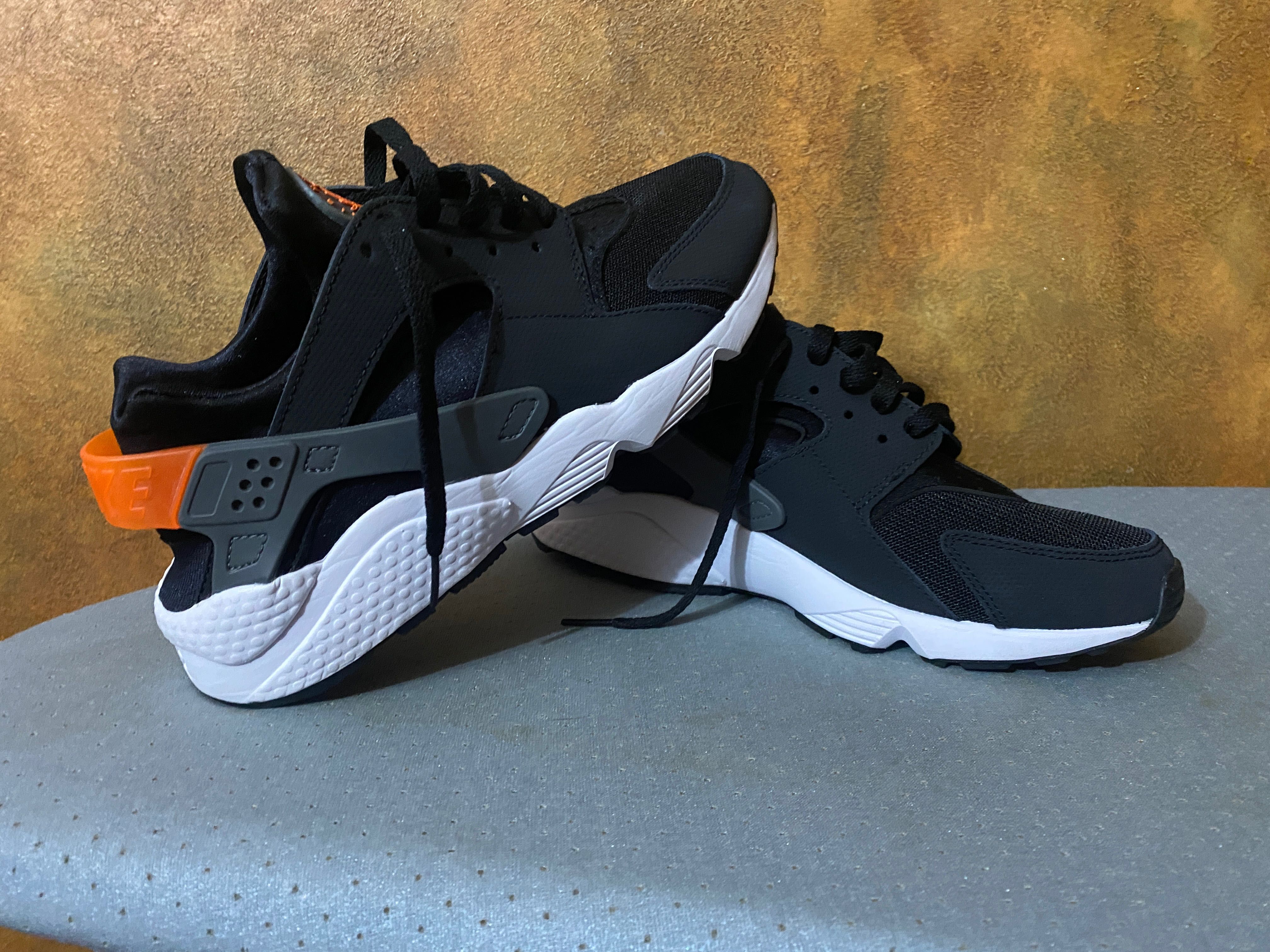 Adidasi Huarache noi