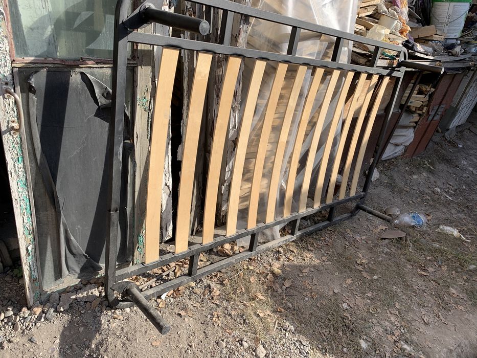Продам кровать в месте с матрасом