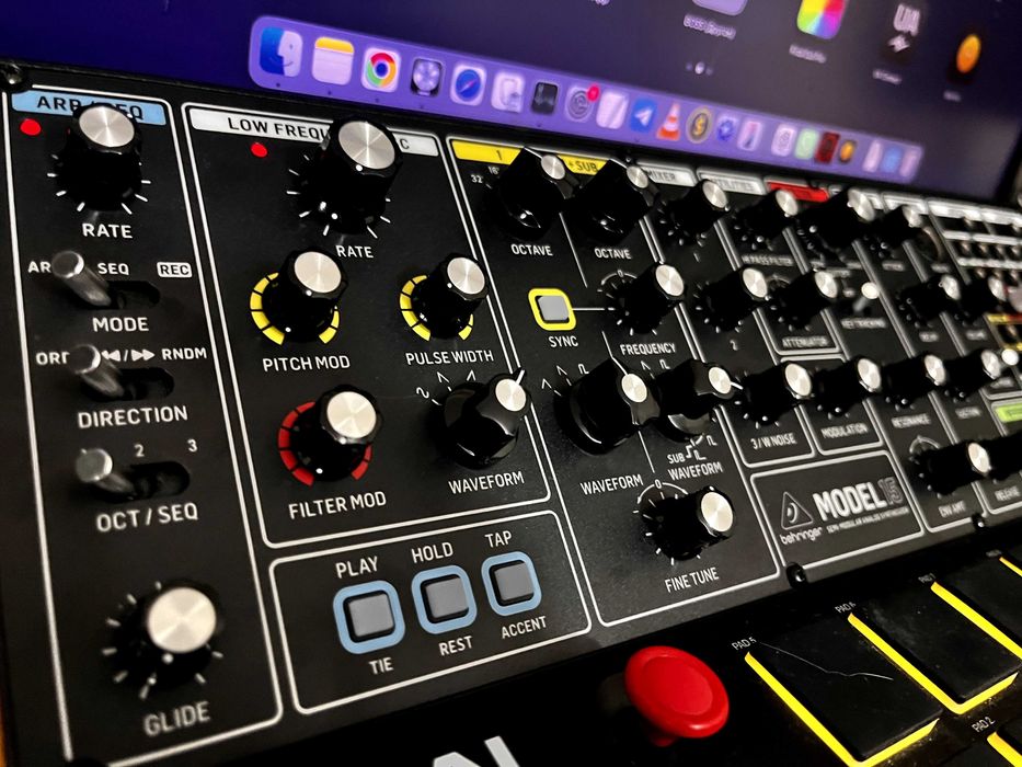 Behringer Model 15 Аналоговый синтезатор (клон Moog Grandmother)