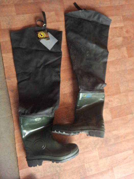 Продам резиновые запоги, новые.