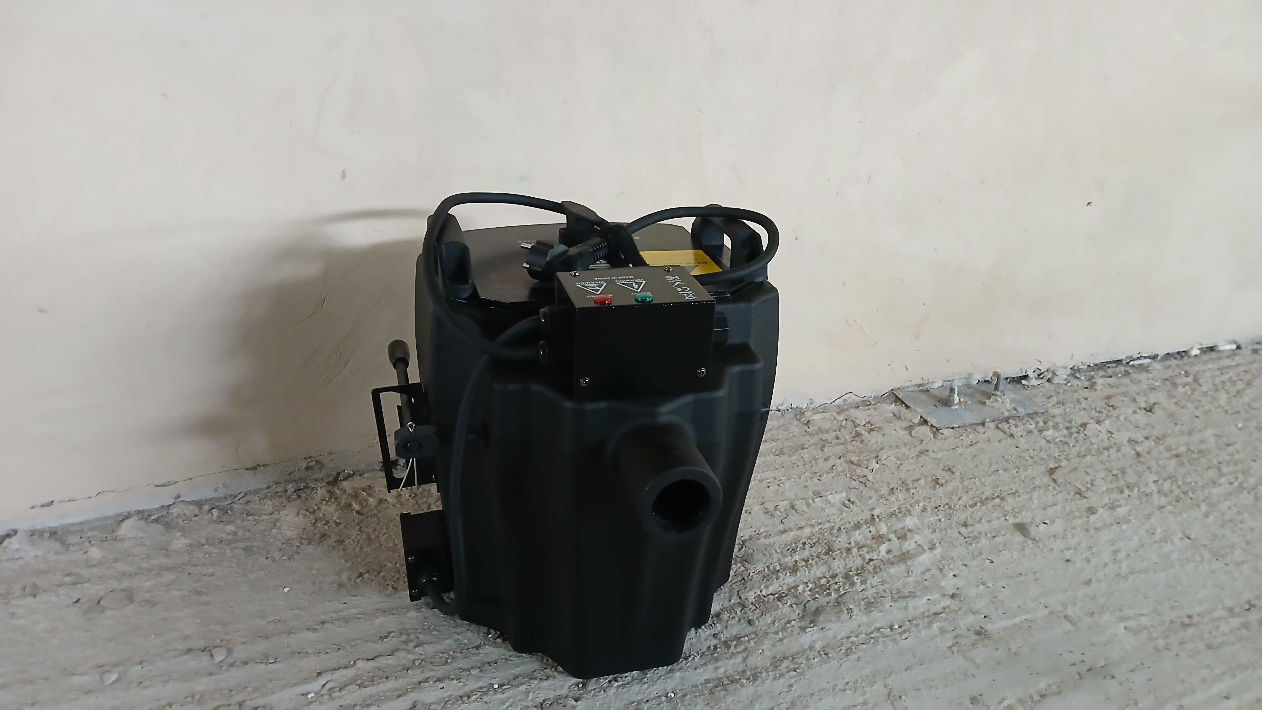 Продавам машина за тежък дим 3500w