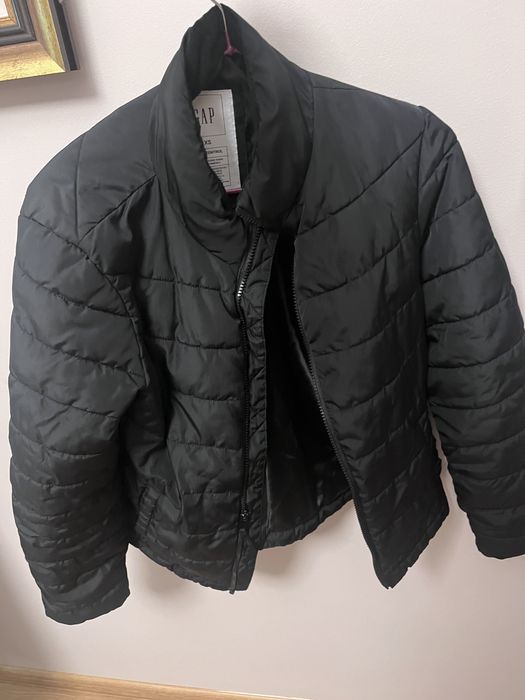 Продавам черно яке GAP