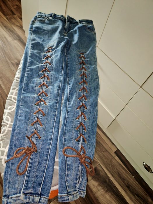 Blugi elastici cu siret